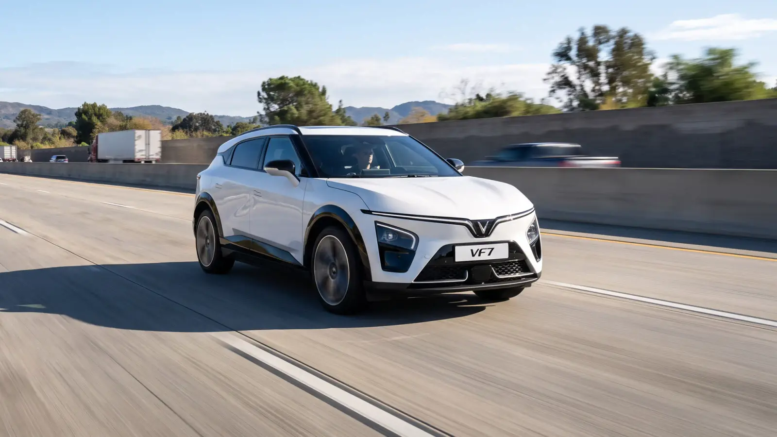 Xe ô tô SUV màu trắng đang chạy trên đường cao tốc